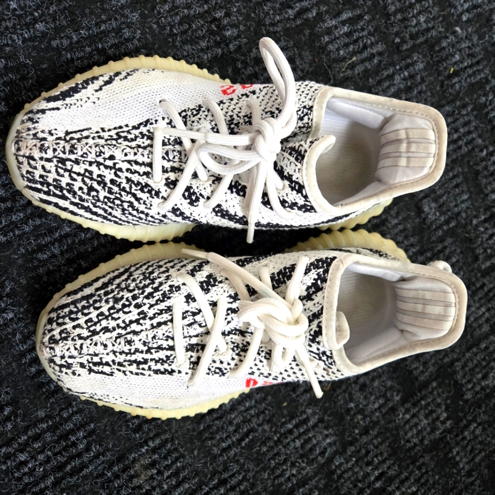 Youth Size 4 Yeezys (Fit Women Size 6)  Authenic